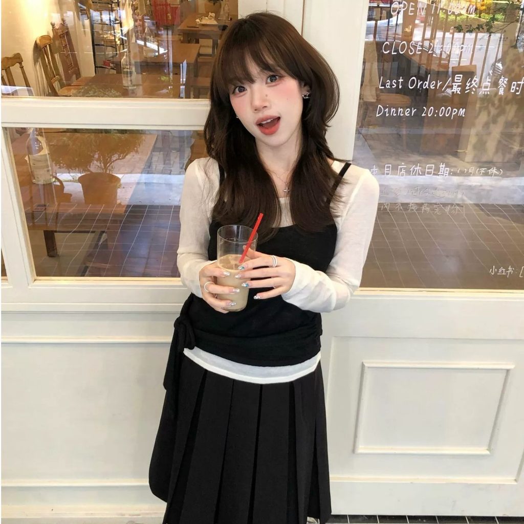 Early Autumn Korean Style White Base Layer Black Camisole Women's Petite Korean Outfit New Autumn Winter